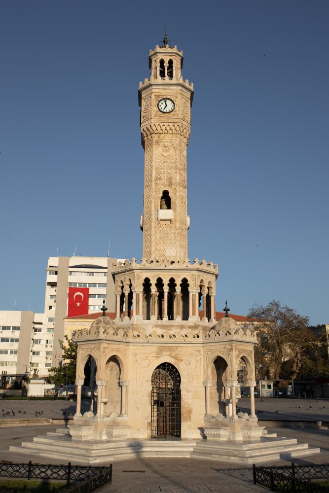 Die Genesung nach einer Schönheits-OP in der Türkei: Was Sie erwartet 11 a clock tower in a plaza with İzmir Clock Tower in the background